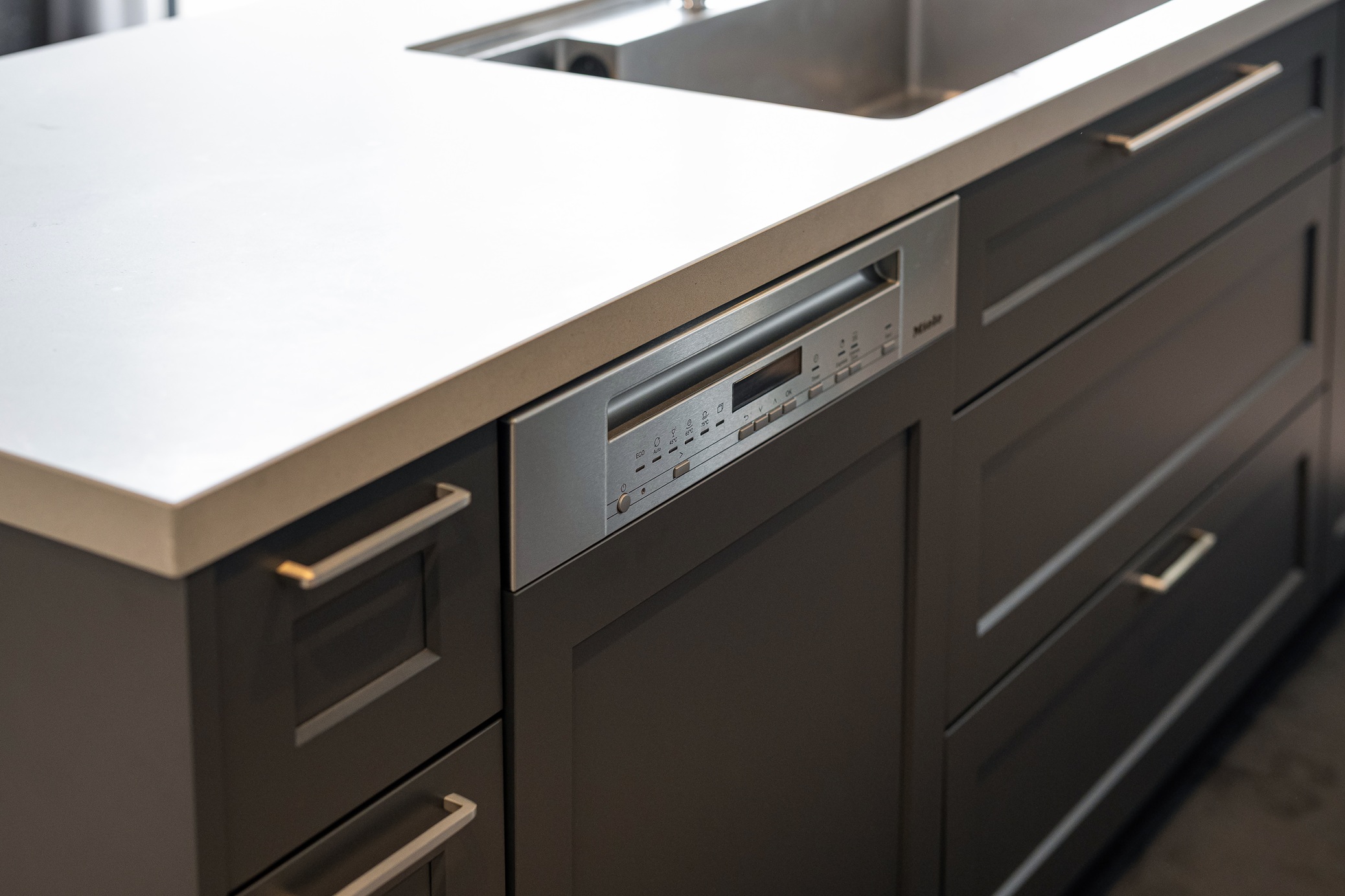 モダンな框扉のキッチン画像