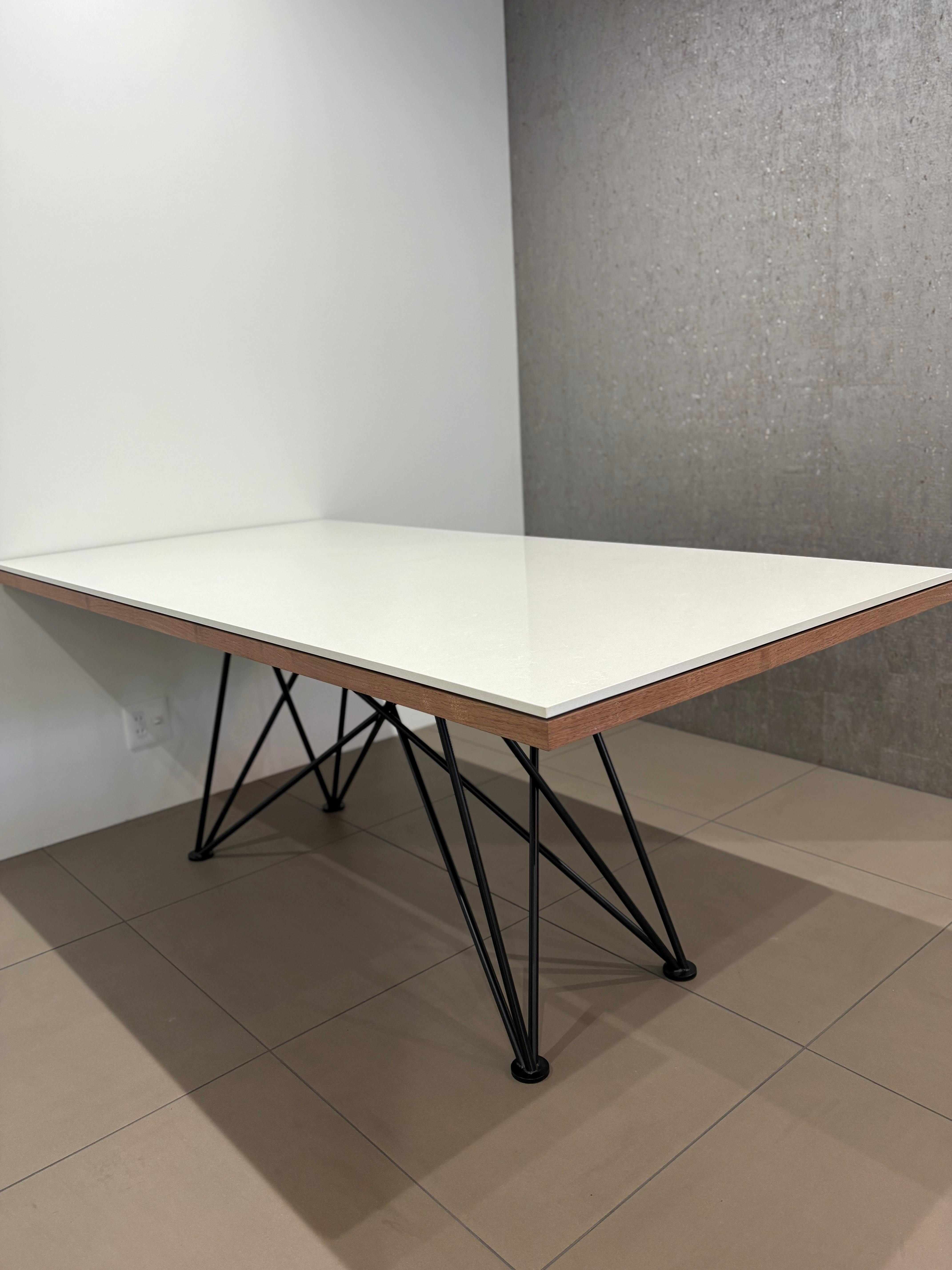 クオーツストーン天板のオリジナルテーブルを特別販売しております